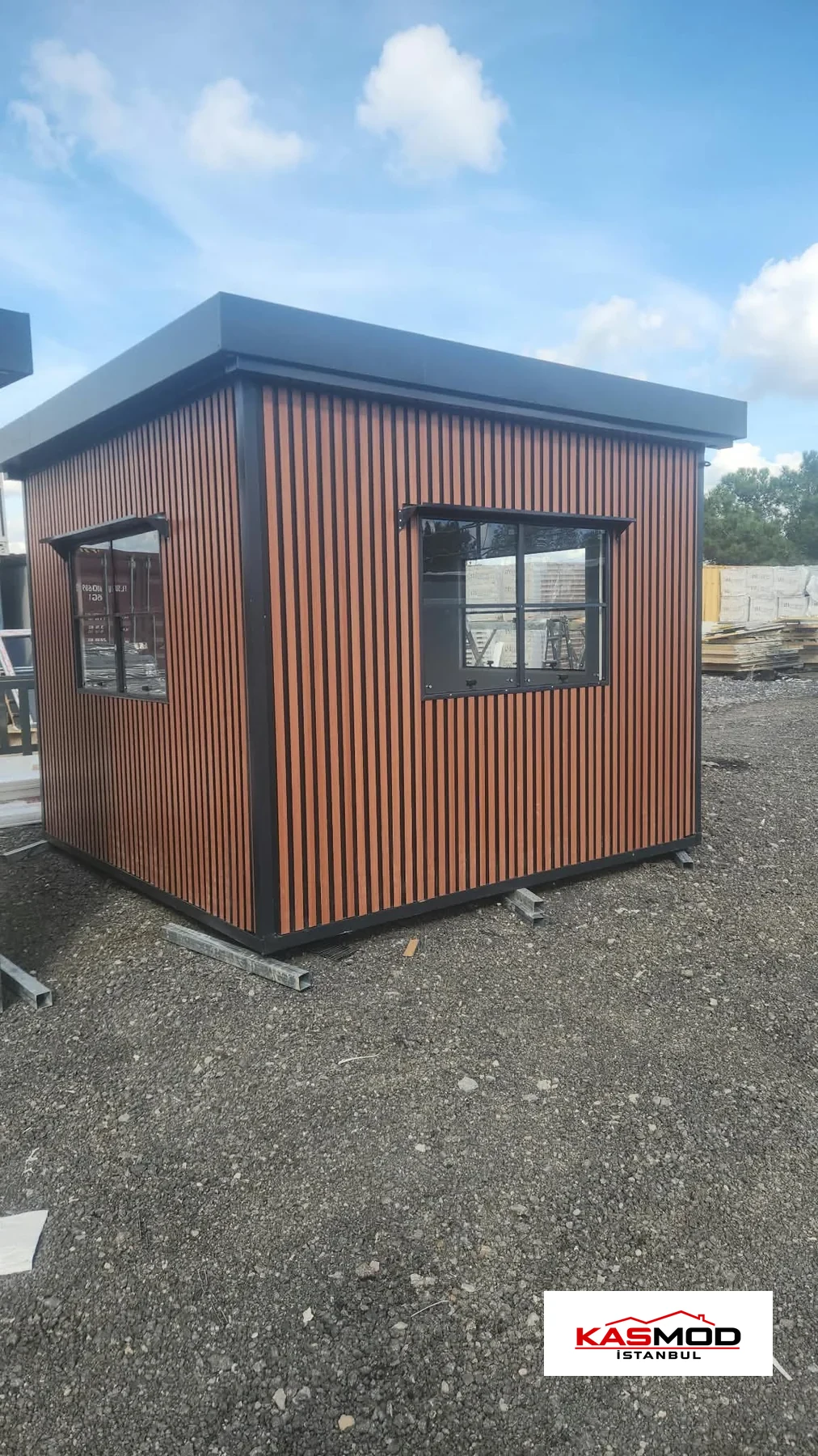 Kahverengi cepheli güvenlik kabini, dış görünüm